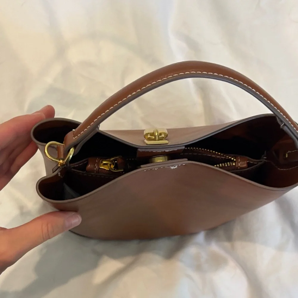 Elegant Brown Leather Handbag - Picture 5 of 6